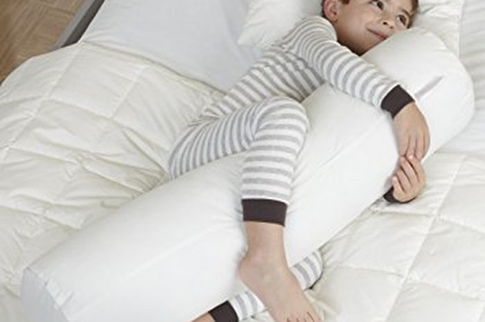Suka Tidur Memeluk Guling? Ini 5 Manfaatnya yang Bisa Kamu Dapatkan