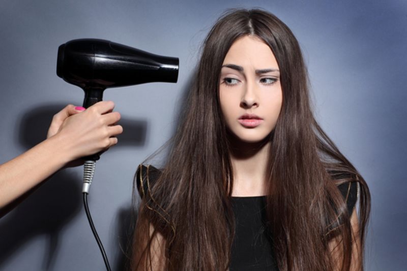 Sering Pakai Hair Dryer Bikin Rambut Rusak? Ini Fakta Sebenarnya!