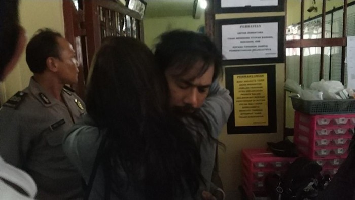 Pelukan Erat Nora Alexandra Sebelum Jerinx Ditahan