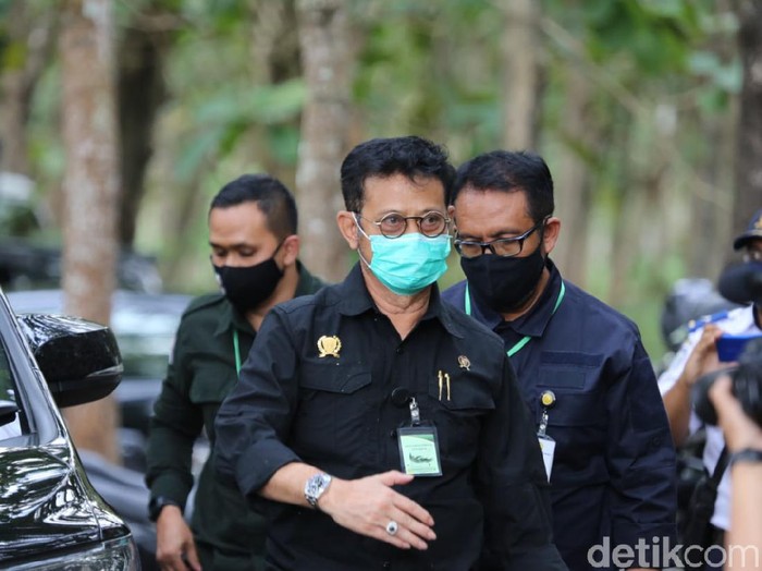 Kalung 'Antivirus' Corona Nempel di Baju Mentan Saat Berkunjung ke Blitar