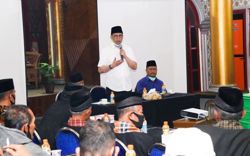 Mulyadi 'Malapeh Taragak' dengan Para Tokoh Masyarakat Matur