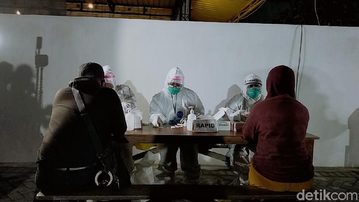 Risma Razia Protokol Kesehatan, Puluhan Pengunjung Kedai Kopi Di-rapid Test