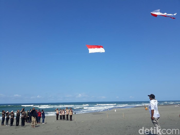 Pegiat Layang-layang Terbangkan Merah Putih di Pantai Parangkusumo