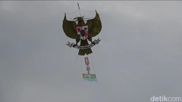 Meriahkan HUT Ke-75 RI, Layangan Garuda Pancasila Terbang di Langit Merak