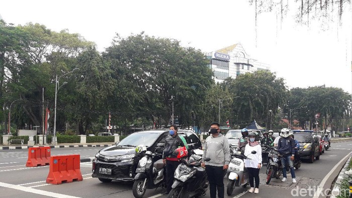 Momen Pemotor di Lampu Merah Tugu Tani Berdiri Sikap Sempurna Saat HUT RI