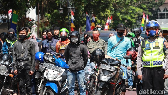 Kala Lagu Indonesia Raya Menggema di Jalanan Kota Bandung