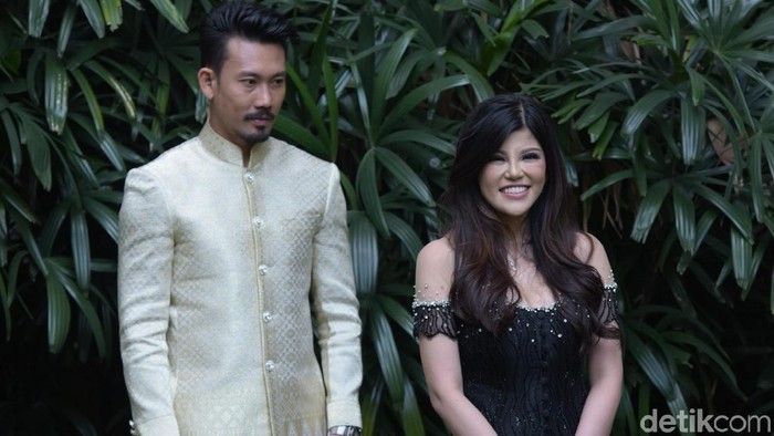 Dita Soedarjo Lelang Kebaya Pertunangan dengan Denny Sumargo