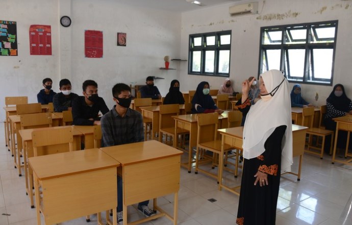 Pergub Baru Anies Untuk Institusi Pendidikan: Murid-Guru Kena Sanksi Bila Langgar Protokol COVID-19