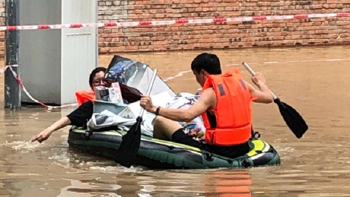 Viral Istri Bertaruh Nyawa Demi Selamatkan Koleksi Mainan Suami dari Banjir