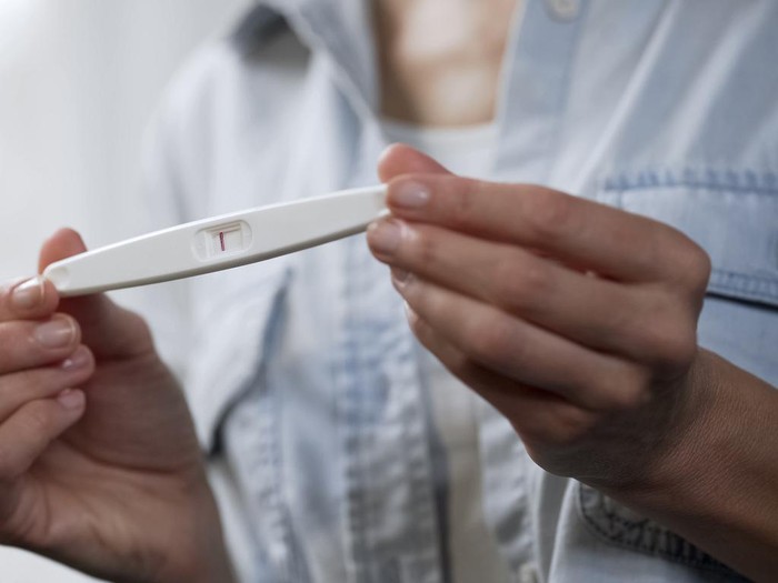 Begini Cara Menggunakan Test Pack yang Benar di Rumah untuk Tes Hamil