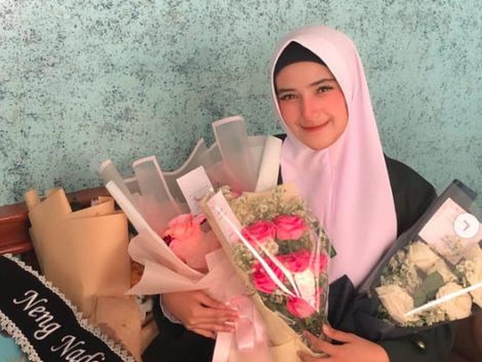 Setelah Bagian Dada Terlihat, Nadya Mustika Acungkan Jari Tengah saat Live IG