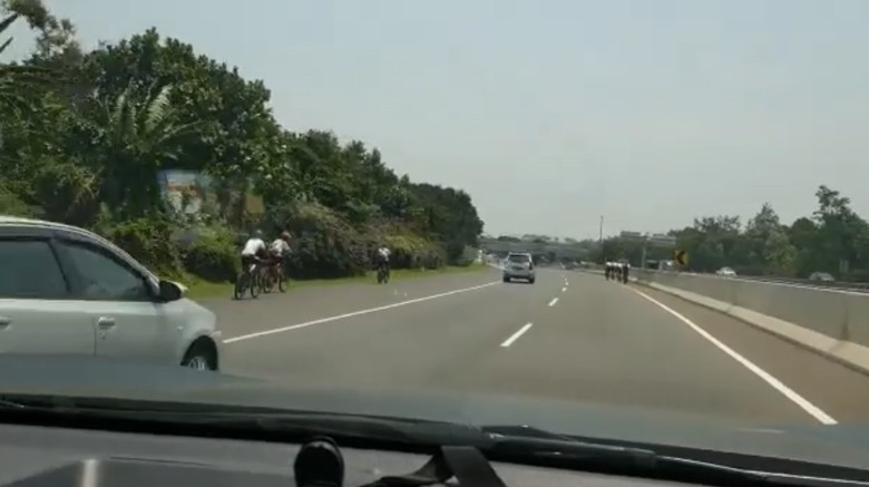 Viral Pesepeda Masuk Tol, Ada yang Nekat Lawan Arah