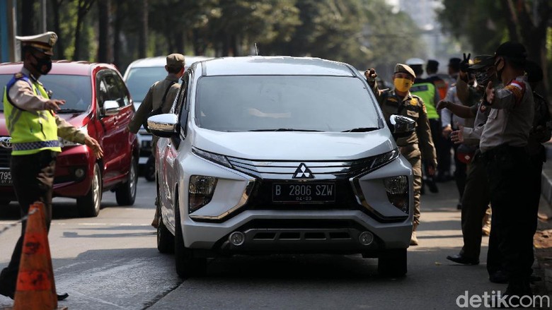 Viral Razia Masker Saat Naik Mobil Sendiri, Karyawan Dealer Berbaju Transparan Di-PHK