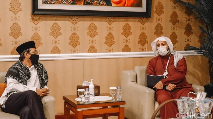 Mahfud Md Terima Kunjungan Syekh Ali Jaber, Ini yang Dibahas