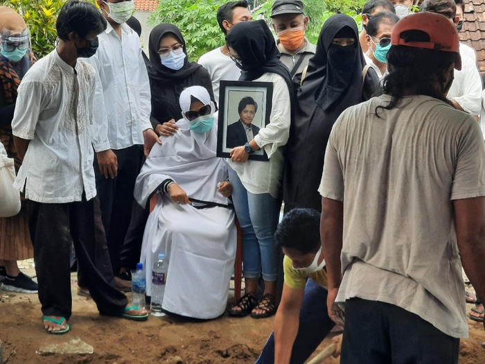 Tangis Keluarga Iringi Pemakaman Rinaldi Korban Mutilasi di Kalibata City