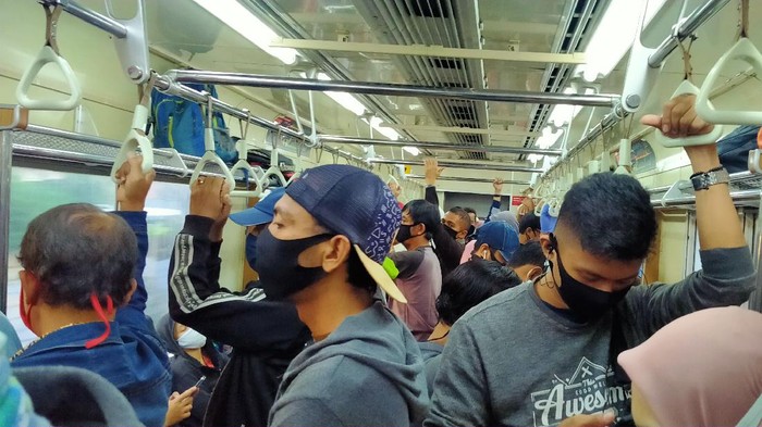 Pakai Masker Scuba, Pengguna KRL Tak Diizinkan Masuk dalam Stasiun
