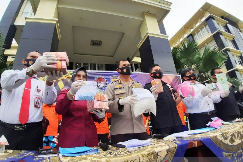Polda Sumbar ungkap peredaran dua kilogram sabu-sabu dan ribuan butir ekstasi
