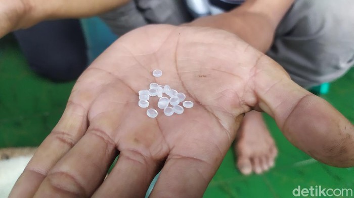 Petugas Cek Kesehatan Warga yang Sempat Konsumsi Beras Bercampur Plastik