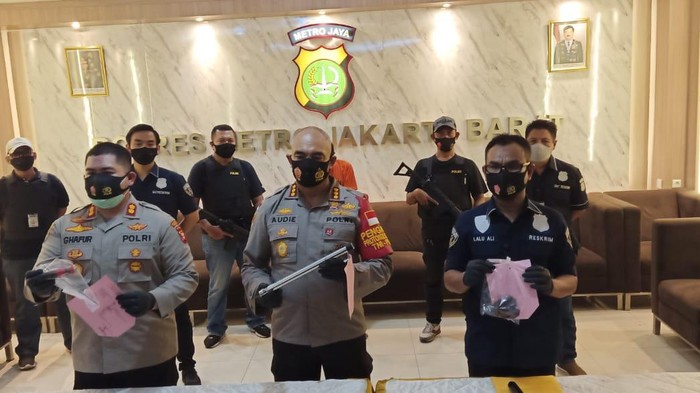 Viral Pria Dianiaya Pakai Besi di Jakbar, Pelaku Ditangkap