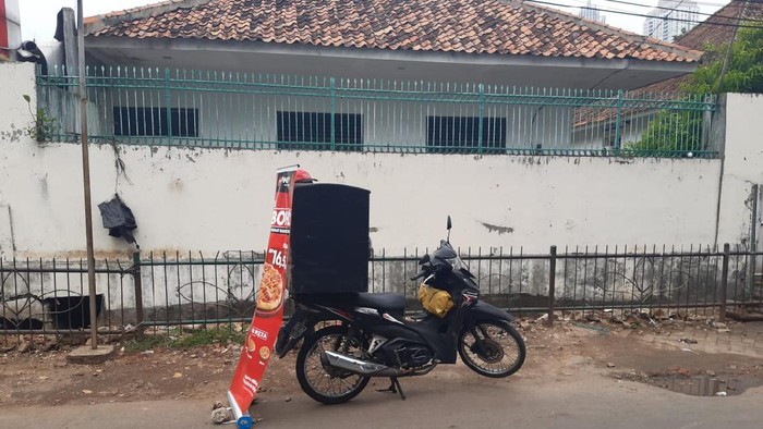 Suka Duka Karyawan Restoran Besar yang Kini Jualannya 'Ngemper'