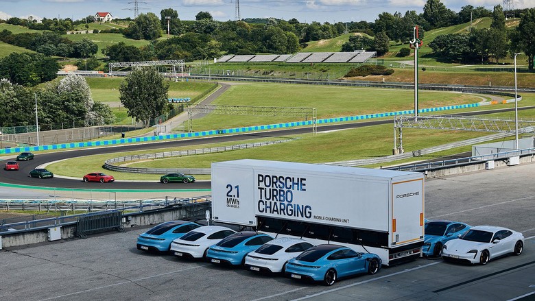 Porsche Punya Powerbank Raksasa, Bisa Ngecas 30 Mobil Listrik