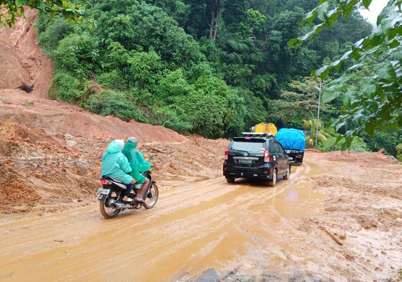 Longsor di Kelok Jariang, Kemacetan Terjadi Hingga 1 kilometer.