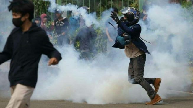 Keren Abis! Warganet Taksir Outfit Jutaan Salah Satu Pendemo