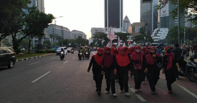 Buruh Demo Omnibus Law di Patung Kuda Jakpus Bubarkan Diri dengan Tertib Setelah Orasi Selesai