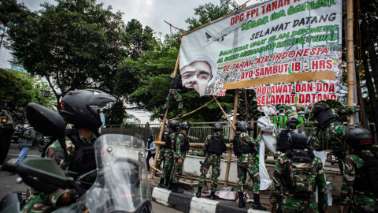 Foto: TNI Turunkan Baliho Bergambar Habib Rizieq di Jakarta