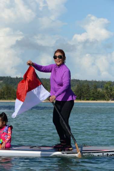 Aksi Susi Pudjiastuti Menari Sambil Injak Pecahan Piring