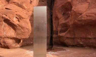 Heboh Tugu ‘Alien’ Metal Misterius Muncul di Tengah Gurun, Tingginya 3,6 Meter